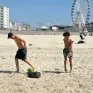 Les élèves jouent au football